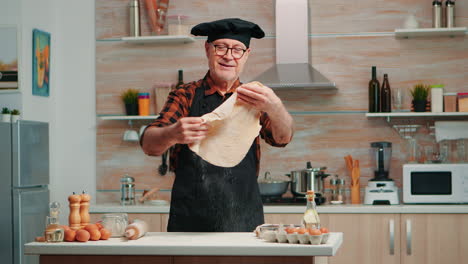 el chef vomita masa para la pizza.