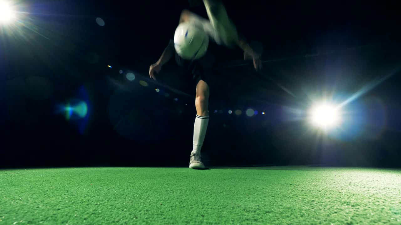 축구 선수의 발이 공을 드리블합니다. 세계 축구 컵 2018 컨셉.