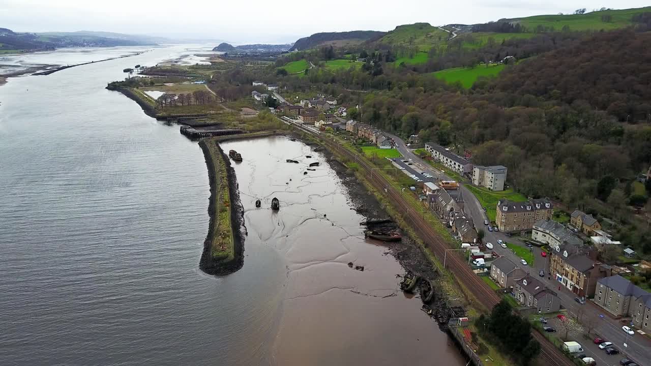 Sorvolo aereo di un relitto di imbarcazione arenato nella sabbia al porto di Bowling nel West Dunbartonshire, Scozia