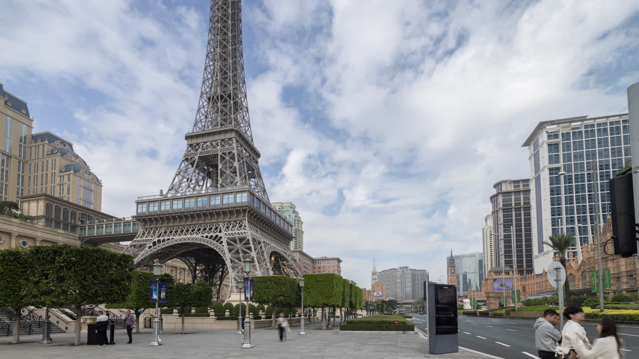 Time-lapse della replica della Torre Eiffel e di una strada cittadina a Macao.