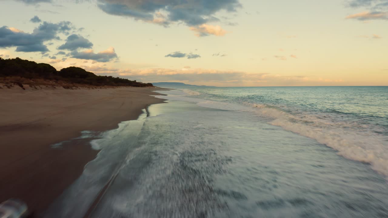 coche fuera de carretera en el océano cerca de la playa