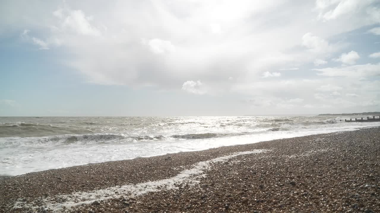 영국 헤스팅스 의 자갈 해변 에 부 ⁇ 히는 해변 파도