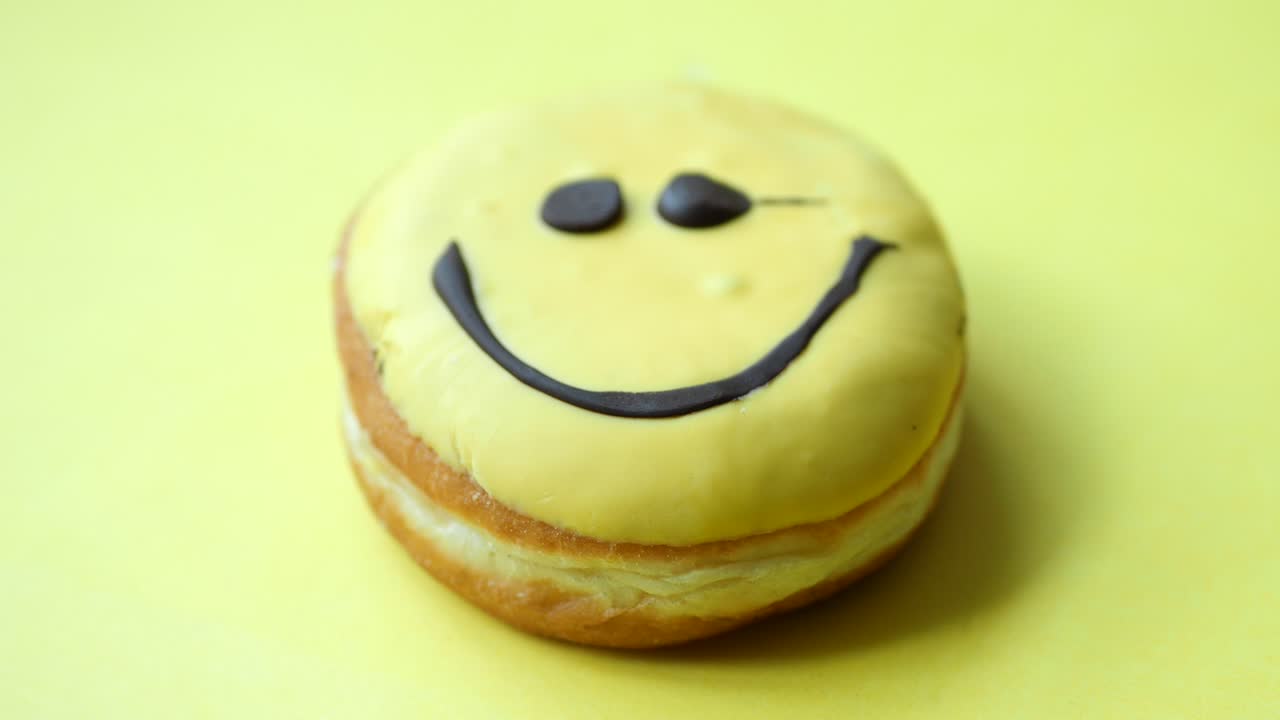 el donut amarillo sonriente