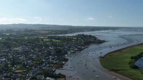 Antena-Del-Pueblo-Histórico-De-Topsham-En-El-Río-Exe,-Docenas-De-Barcos-Amarrados-En-El-Camino-Del-Agua