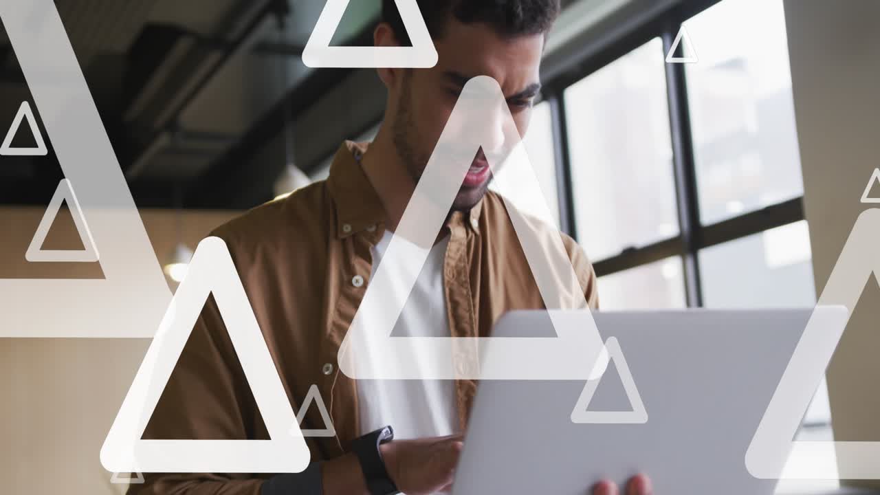 Animazione di triangoli su un uomo d'affari che lavora in ufficio.