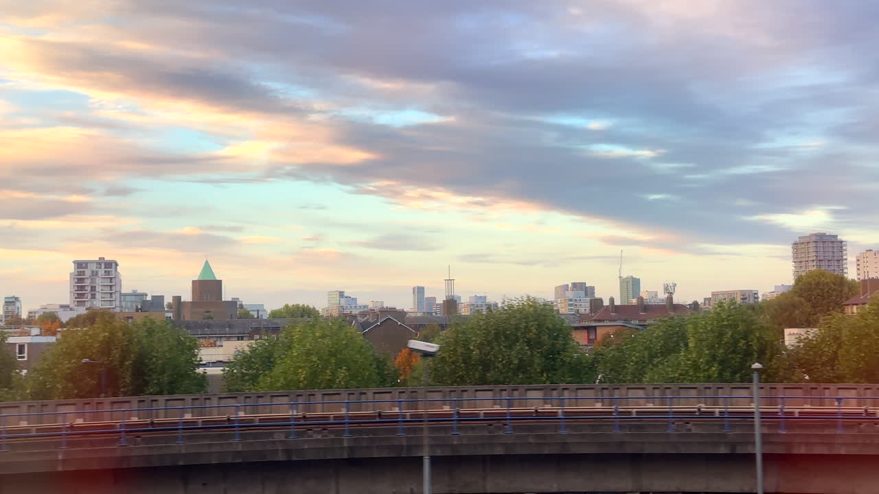 동런던의 뎁트포드를 통해 dlr 튜브를 타고 여행하는 창 전망