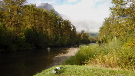 Winziges-Boot,-Das-In-Der-Malerischen-Kanadischen-Wildnis-Den-Fluss-Hinuntertreibt