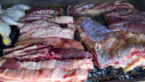 primer plano de asado argentino crudo o adado sobre parrilla humeante