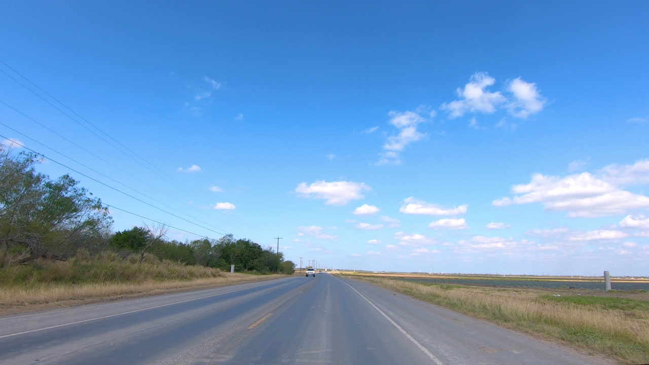 야채밭을 지나 남부 텍사스의 시골 리오 그란데 계곡을 운전하는 pov