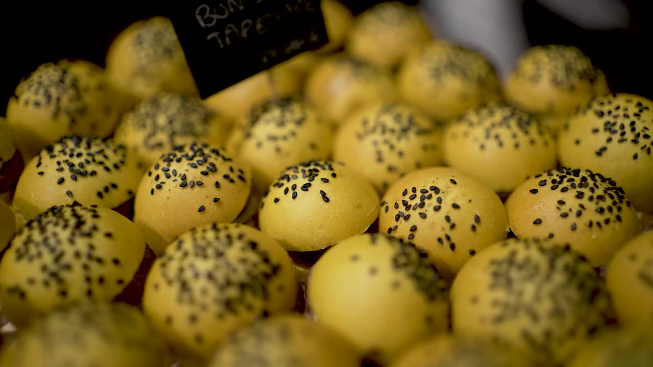 Tapas vegetariane: bocconcini di tapenade con semi disposti a mucchietto, primo piano