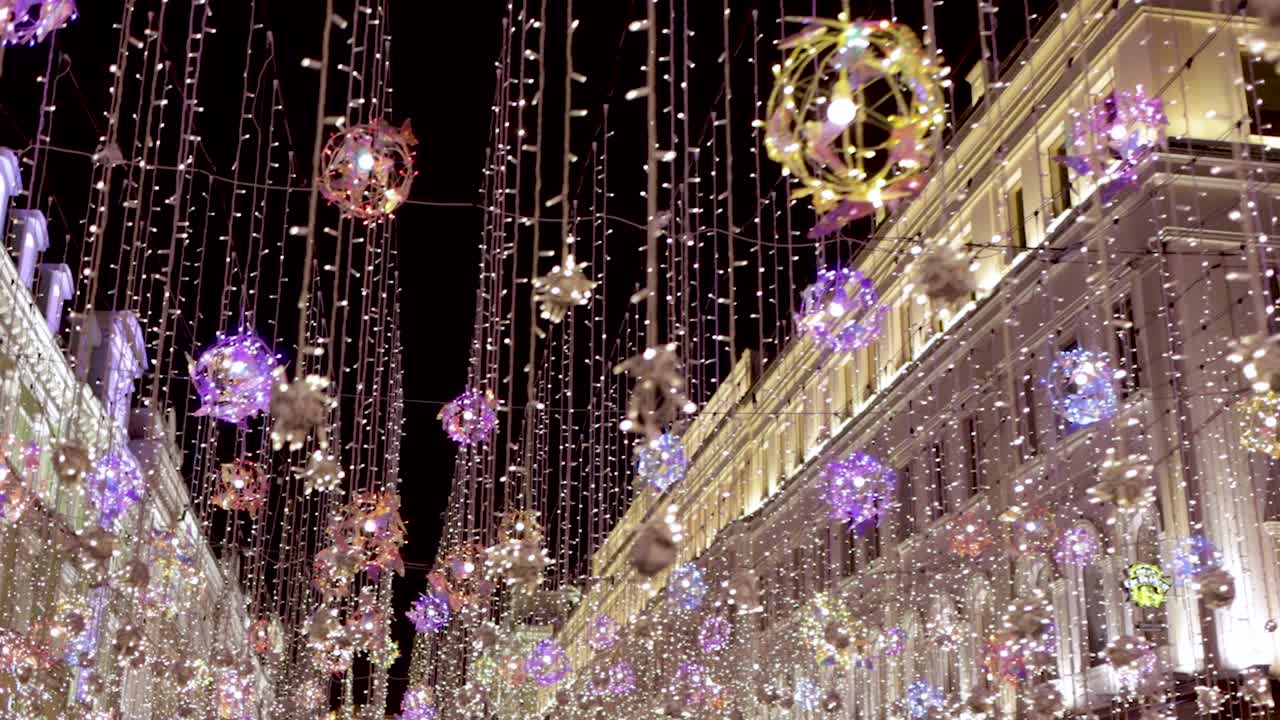 거리 장식 크리스마스 화환. 새해와 크리스마스 축하.