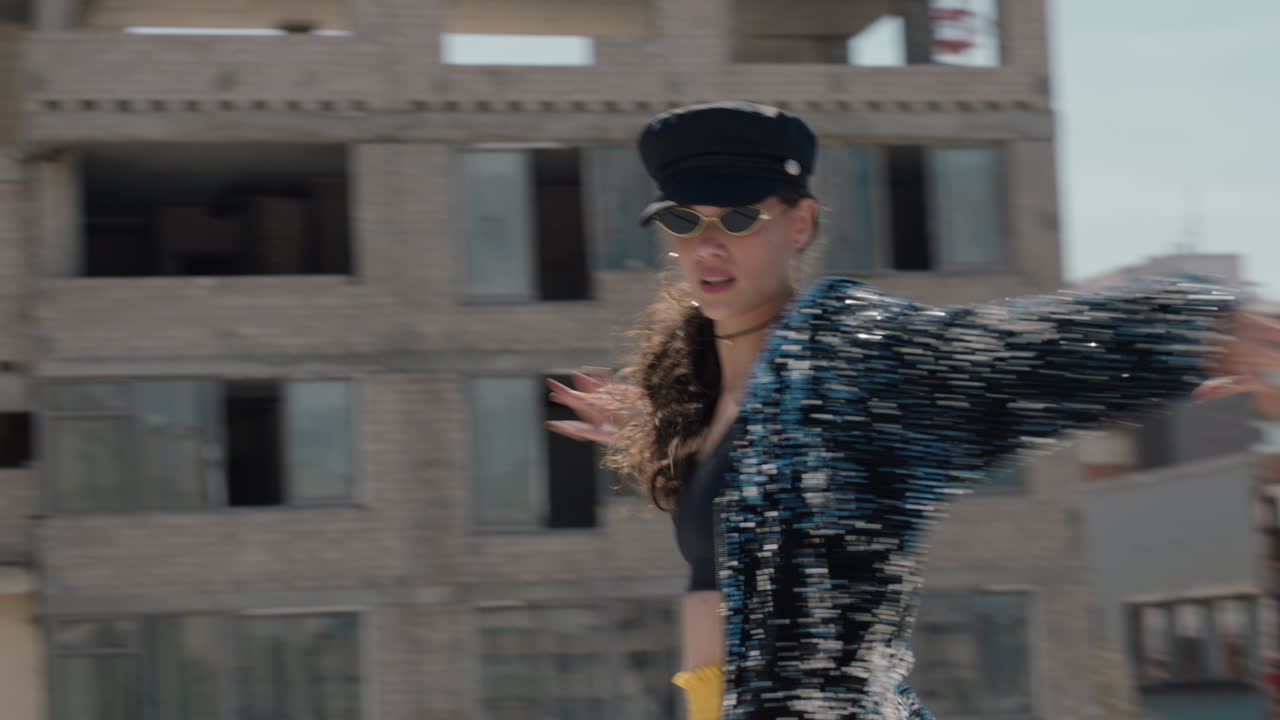 bailarina bailarina latina en el techo hermosa mujer brasileña realizando movimientos de baile en la ciudad