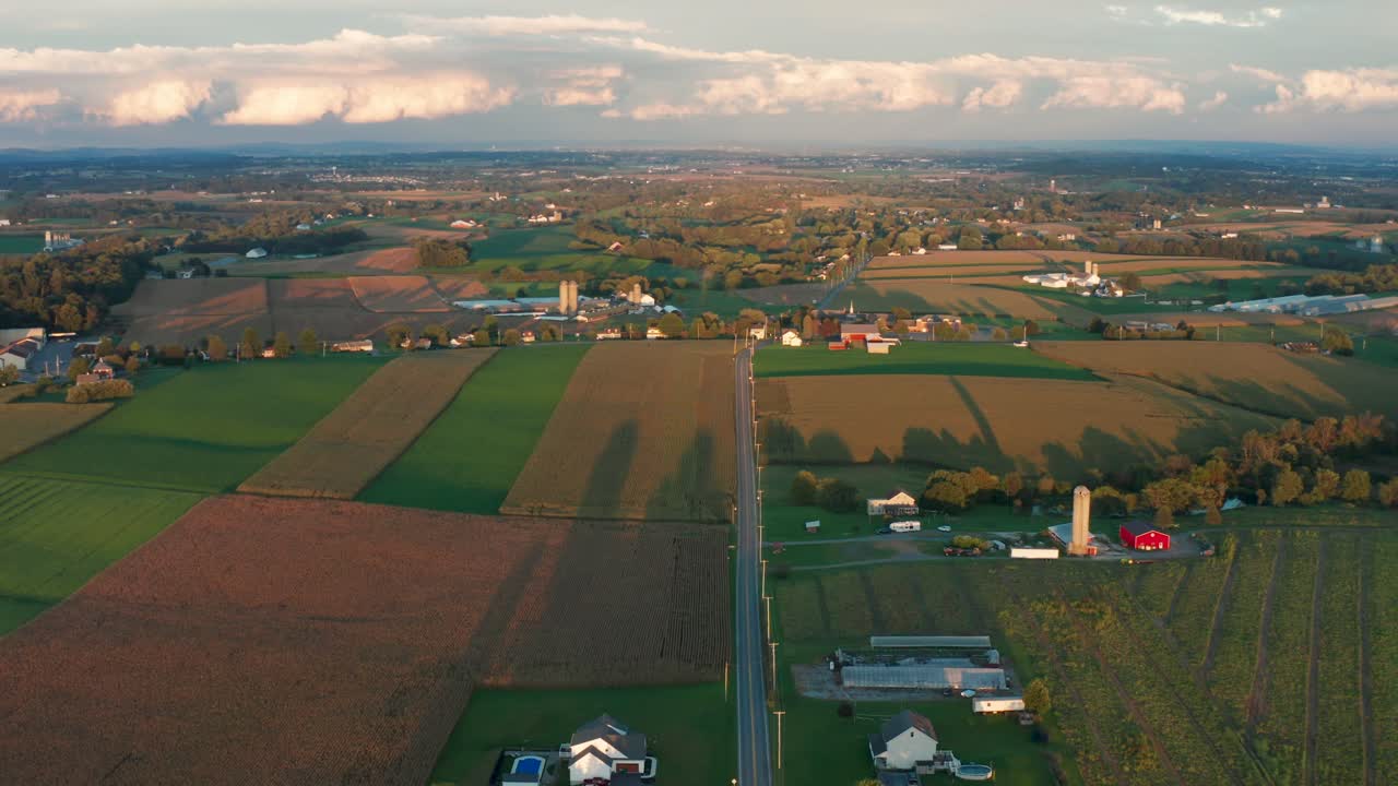 hermosa antena de tierras rurales en estados unidos al atardecer de verano