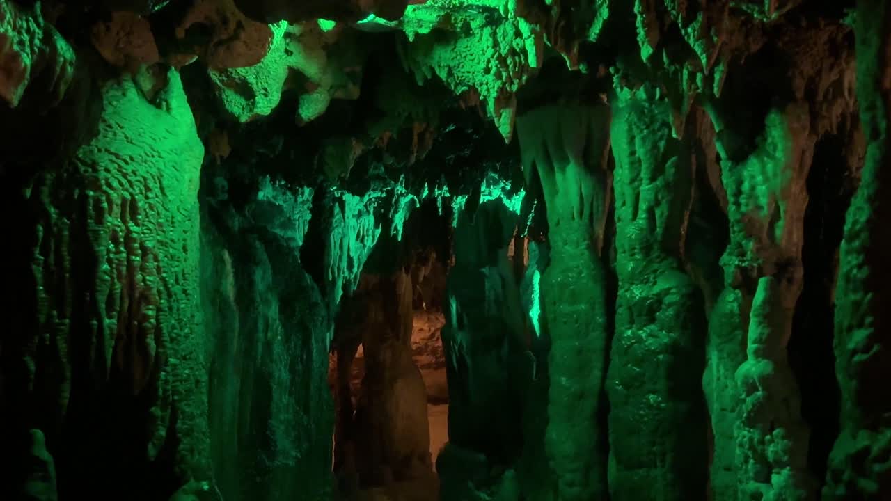 Aydınlatılmış bir mağaradaki devasa dikitlerin ürkütücü görüntüsü. Florida Mağaraları Eyalet Parkı. Yakınlaştırma.