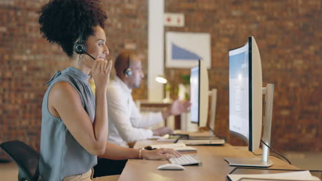 Call-Center,-Mujer-Y-Hablando-Por-Computadora