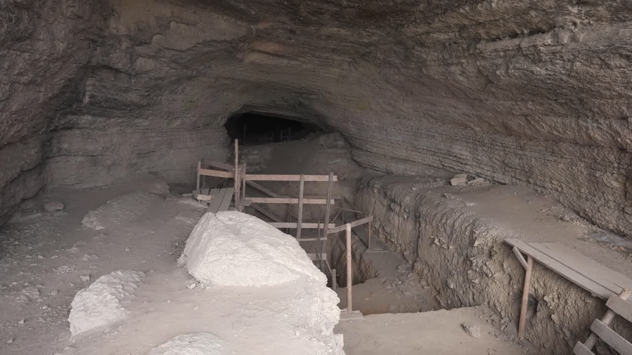 불가리아의 발칸 산맥과 다뉴브 평야에 위치한 고고학 유적지인 코자르니카 동굴의 입구.