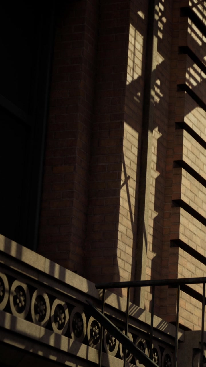 Ombre e motivi sul lato di un edificio in un contesto urbano.