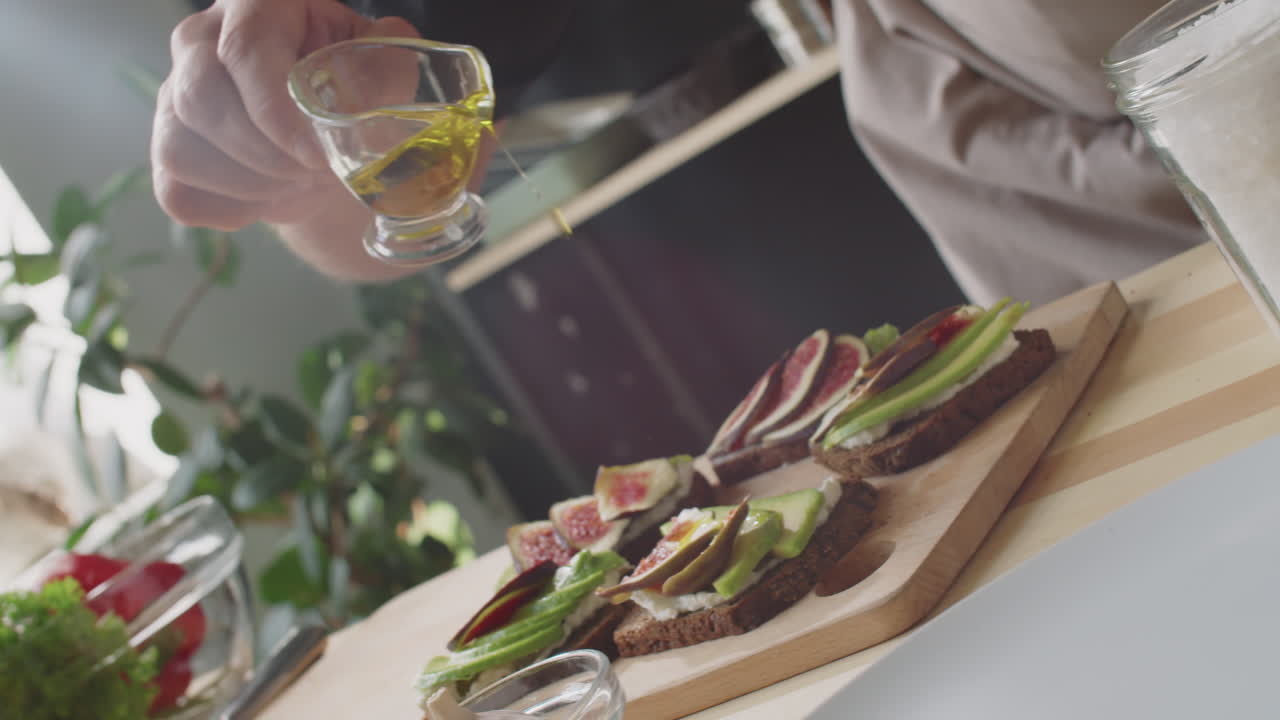 맛있는 아보카도와 무화과 토스트를 준비하는 것