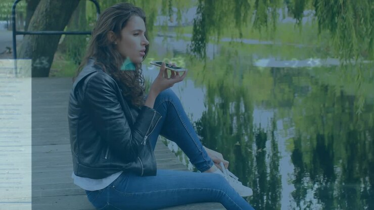 Animazione di elaborazione dati statistici su una donna caucasica che parla al telefono vicino a un lago.