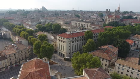 Tranvía-Moderno-Con-El-Escudo-De-La-Ciudad-De-Montpellier-Al-Fondo.-Drone-Aéreo-Francia