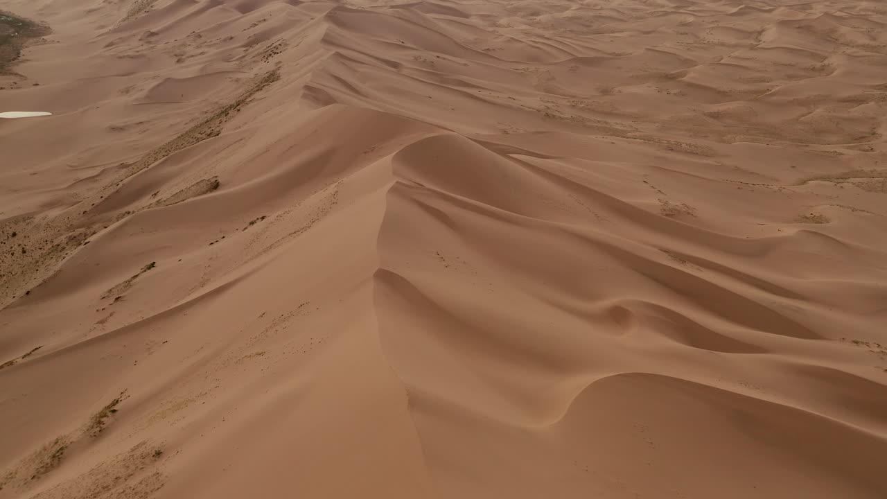 vista aérea hacia atrás de las dunas de arena del desierto de gobio, mongolia