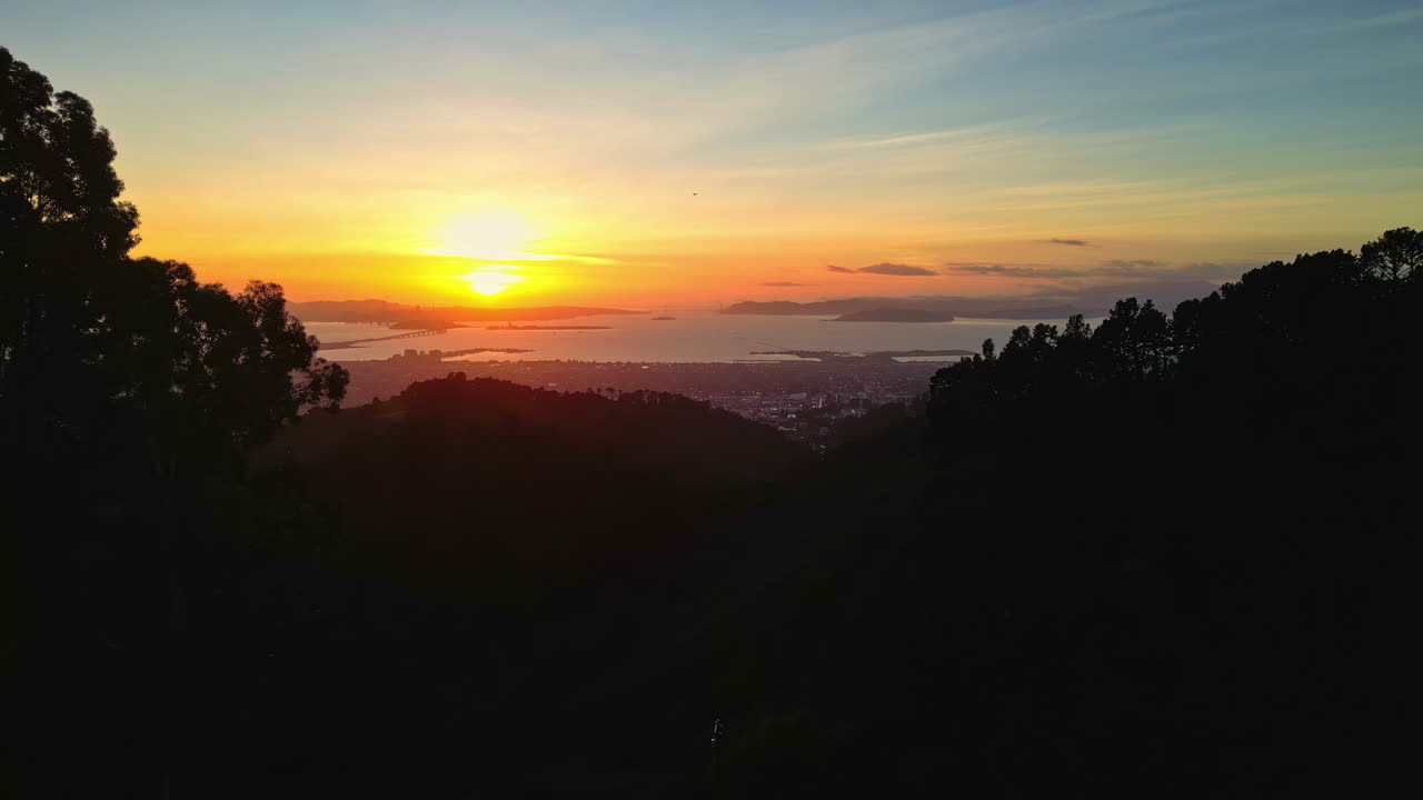 un dron aéreo vuela por encima del horizonte del atardecer en el pico de grizzly berkeley hills vista de la cumbre