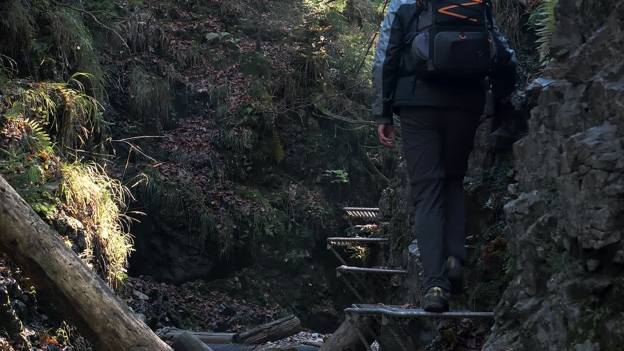 여행가는 슬로바키아 낙원 국립 공원의 철계단을 걷습니다.