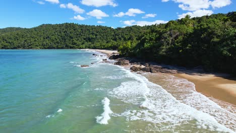 Video-De-Drones-De-4k-Volando-Hacia-Adelante-Sobre-Las-Olas-Azules-Del-Océano-Rompiendo-Hacia-La-Playa-De-Arena-Blanca-En-La-Bahía-De-Etty,-Queensland,-Australia