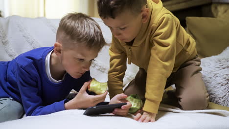 niños viendo videos