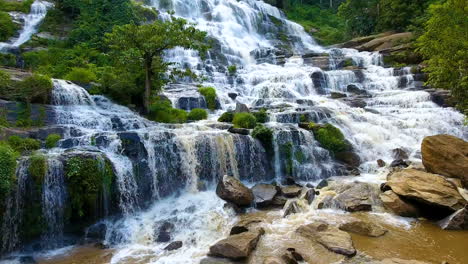 vista aérea de la cascada de maeya, tailandia