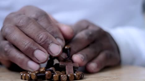 Mann-Betet-Zu-Gott-Mit-Kreuz-In-Den-Händen-Karibischer-Mann-Betet-Mit-Weißem-Hintergrund-Stock-Footage