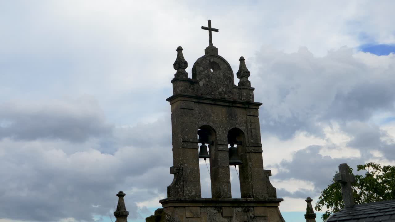 Nærbillede af Santa María de Ucelle kirkens to klokketårne silhuetteret mod himlen.