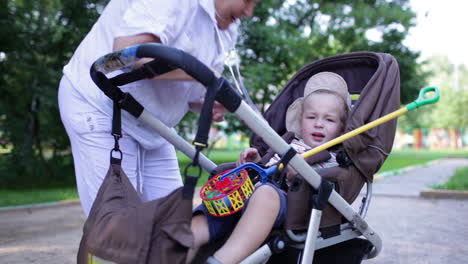 Frecher-Junge-Im-Kinderwagen-Mit-Oma