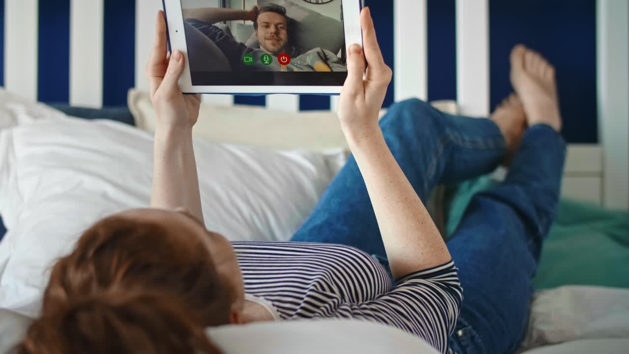 video de una mujer teniendo una conversación divertida con su amigo masculino