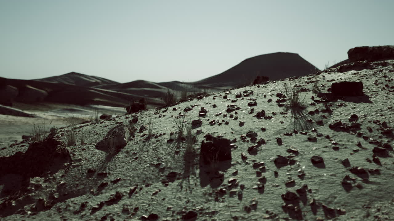 paisaje desértico árido con colinas onduladas