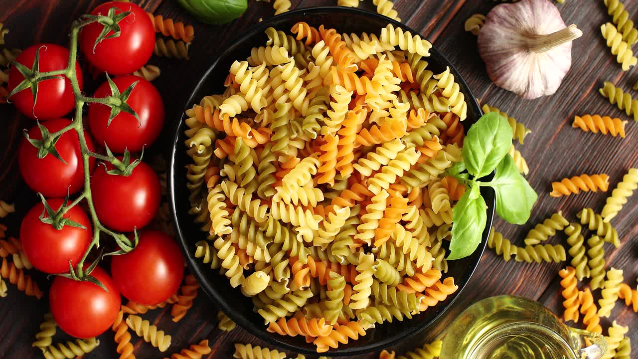 en skål med ukogt pasta ovenfra