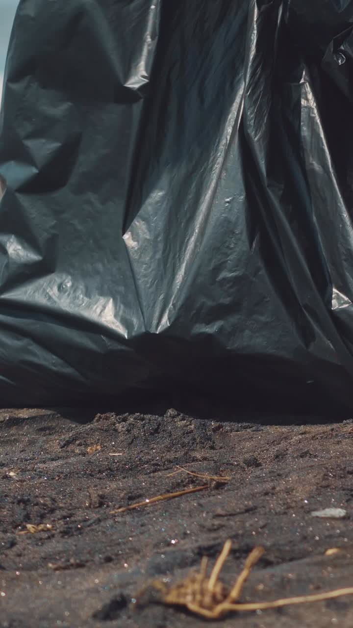 Volontario pulisce i rifiuti di plastica dalle bellissime spiagge di Bali