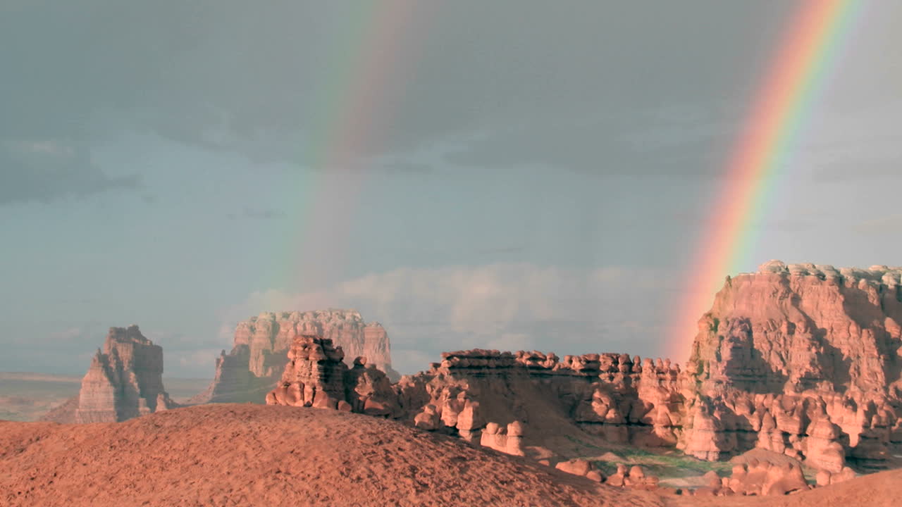 하나만 남을 때까지 사라지는 쌍무지개의 느린 오른쪽 팬