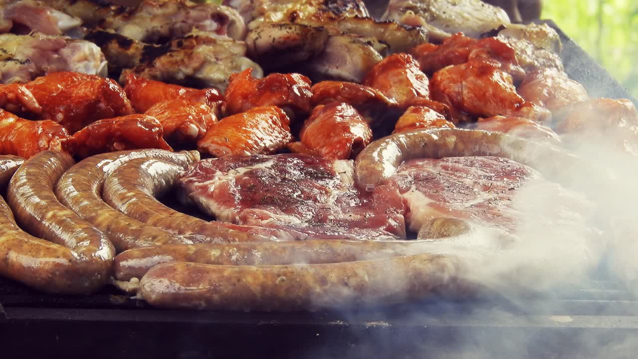 salchicha a la parrilla en la parrilla en llamas