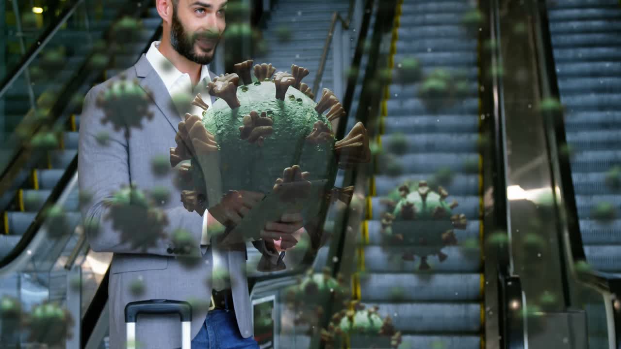 공항에서 태블릿을 사용하는 혼합 인종 남성 위에 떠다니는 매크로 코로나19 세포의 애니메이션