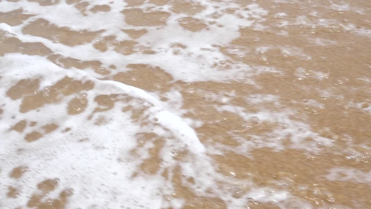 hermosa naturaleza de playa limpia y olas del mar