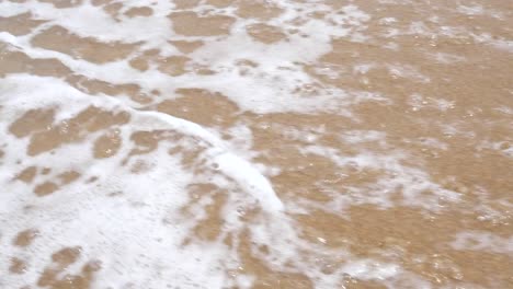 hermosa naturaleza de playa limpia y olas del mar
