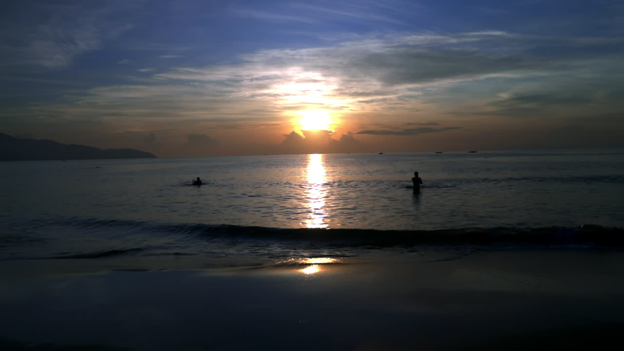 아침에 서서 다낭의 일출을 바라보다