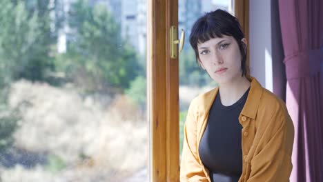 mujer joven con aspecto negativo en la cámara. mujer joven con aspecto negativo.
