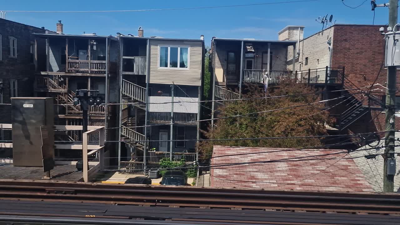 Edifici antichi nei sobborghi di Chicago (USA) con ferrovia sopraelevata, punto di vista del passeggero del treno della metropolitana
