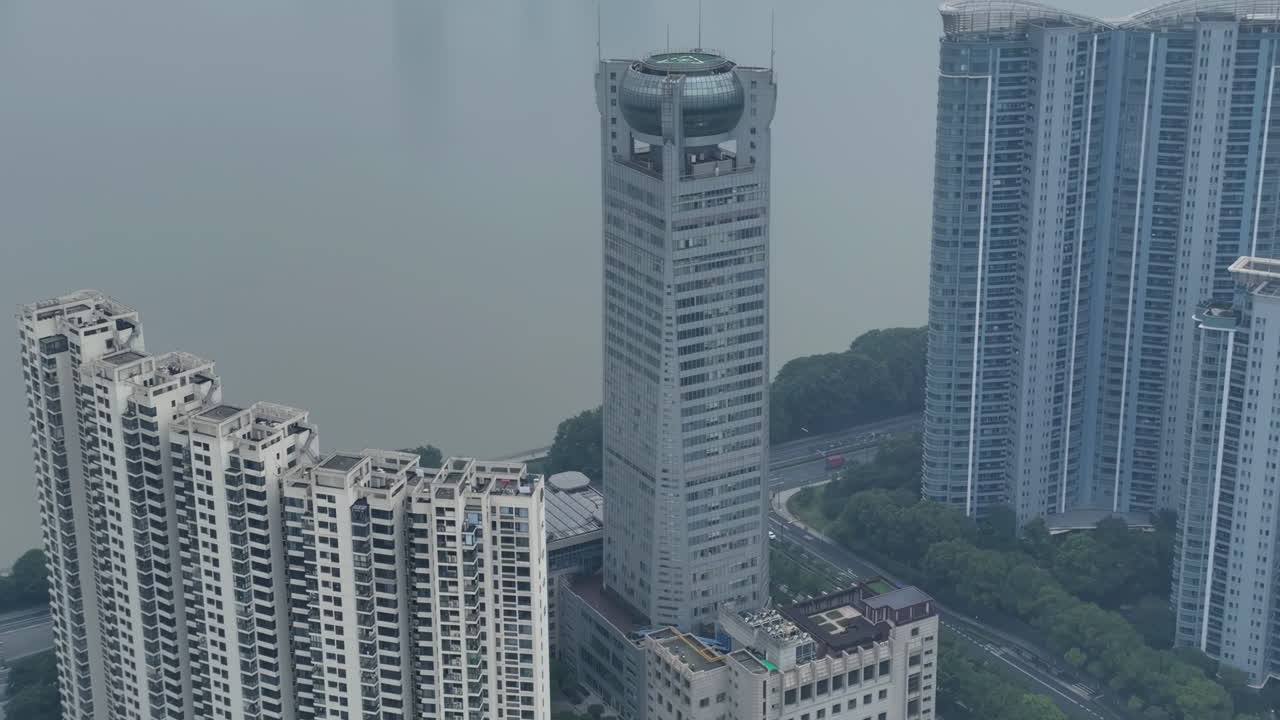 Vista de drone de heliporto no telhado de um arranha-céu icónico no centro da cidade com vista para a paisagem urbana em dia ensolarado