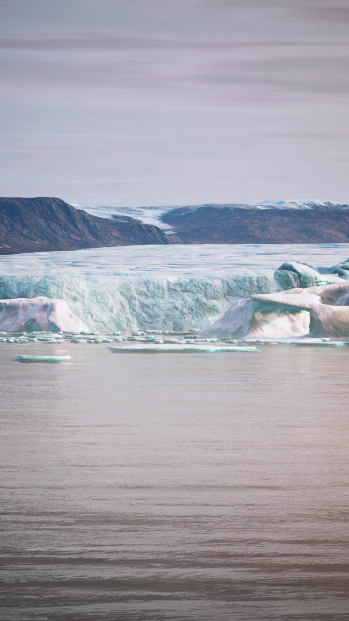 북극 풍경의 빙산과 빙하
