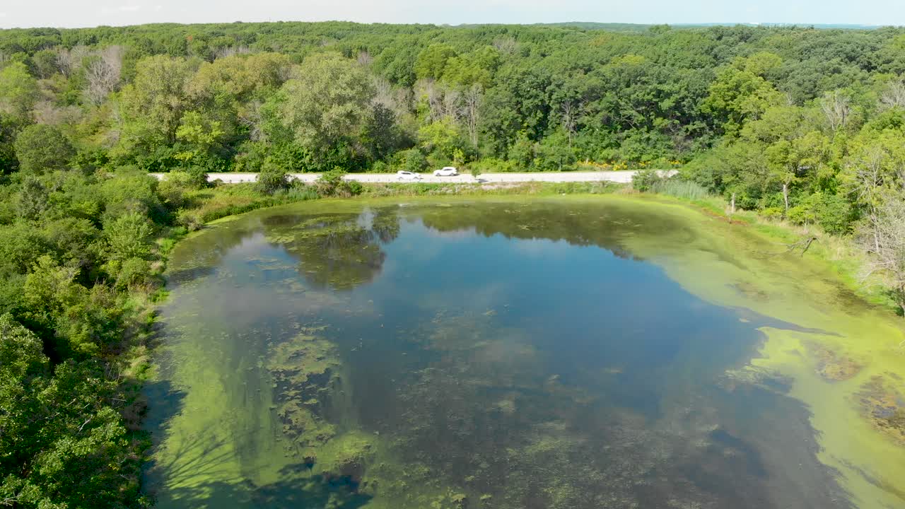 작은 호수 무인 항공기 4k 근처의 시골 길을 운전하는 흰색 자동차