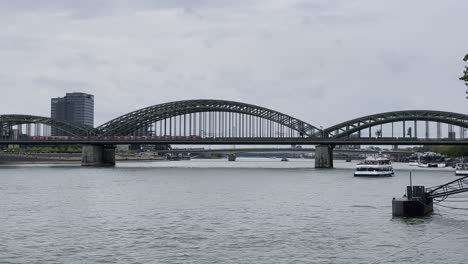 Brücke-Aus-Shaltstreben-Und-Metall,-über-Die-Eine-S-Bahn-Fährt-Hohenzollernbrücke-In-Köln-über-Den-Rhein