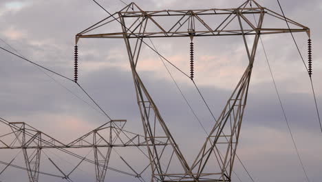 torres eléctricas contra nubes grises